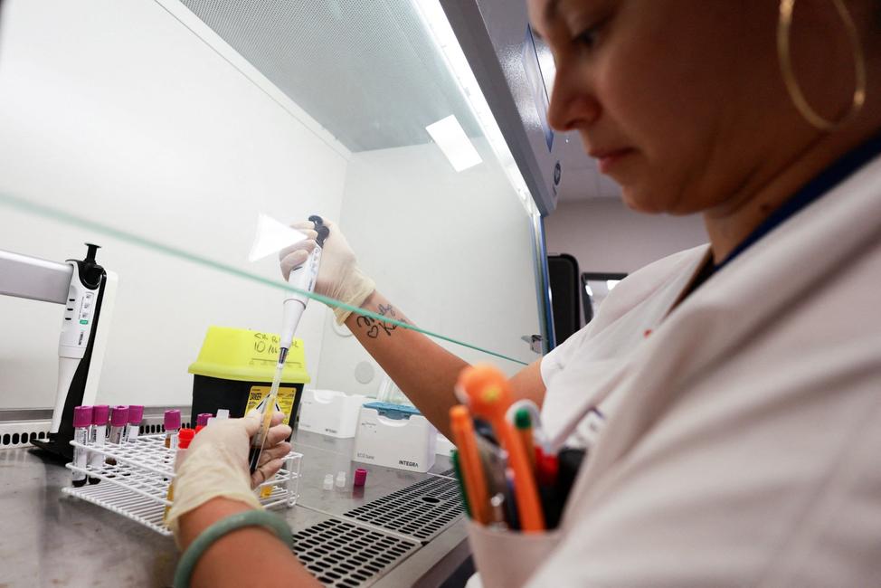 Un technicien de laboratoire effectue un test de dépistage du chikungunya au centre de biologie du CHU de Saint-Denis, à La Réunion.