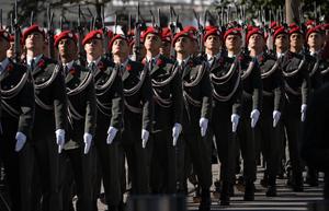 Des soldats de la Garde d'honneur autrichienne se préparent pour une cérémonie devant le bureau du président autrichien, situé au palais impérial de la Hofburg à Vienne, en Autriche, le 10 septembre 2024.