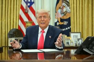 Le président américain Donald Trump prend la parole avant de signer un décret dans le bureau ovale de la Maison Blanche à Washington, DC, le 6 mars 2025.