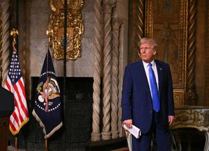 Le président américain Donald Trump quitte les lieux après avoir pris la parole lors de la signature de décrets dans son complexe de Mar-a-Lago à Palm Beach, en Floride, le 18 février 2025.