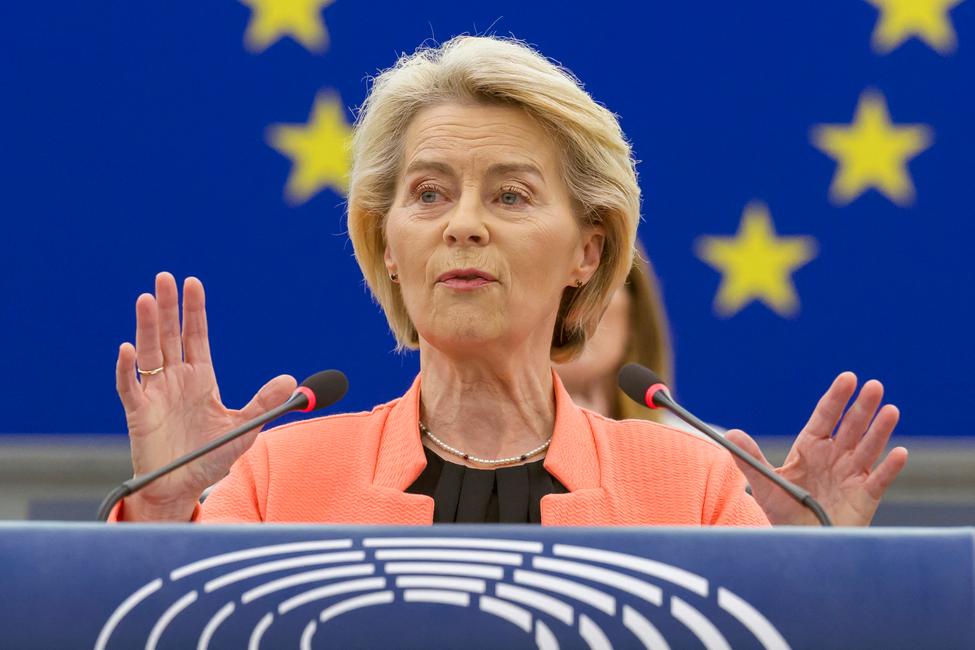 La présidente de la Commission européenne, Ursula von der Leyen, prononce un discours lors d'une séance plénière au Parlement européen.