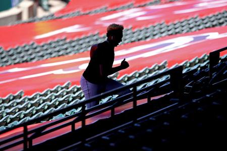 Un joueur des Mariners de Seattle monte les escaliers avant le match contre les Angels de Los Angeles au Angel Stadium d'Anaheim, le 30 juillet 2020 à Anaheim, en Californie.