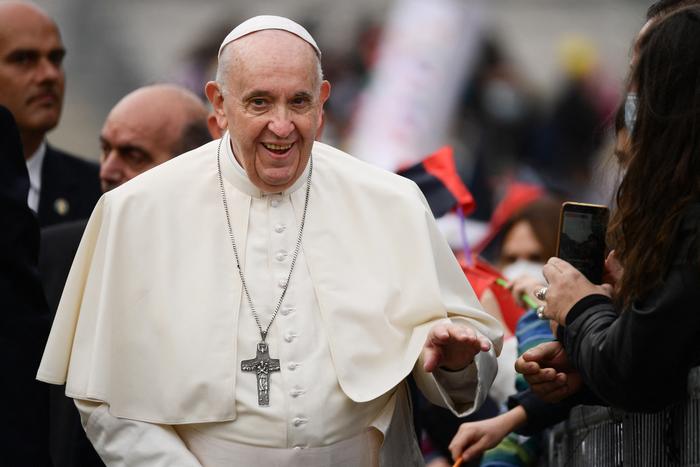 Le pape François salue les participants à son arrivée à la basilique Sainte-Marie-des-Anges, près d'Assise, pour une rencontre avec les pauvres, le 12 novembre 2021.