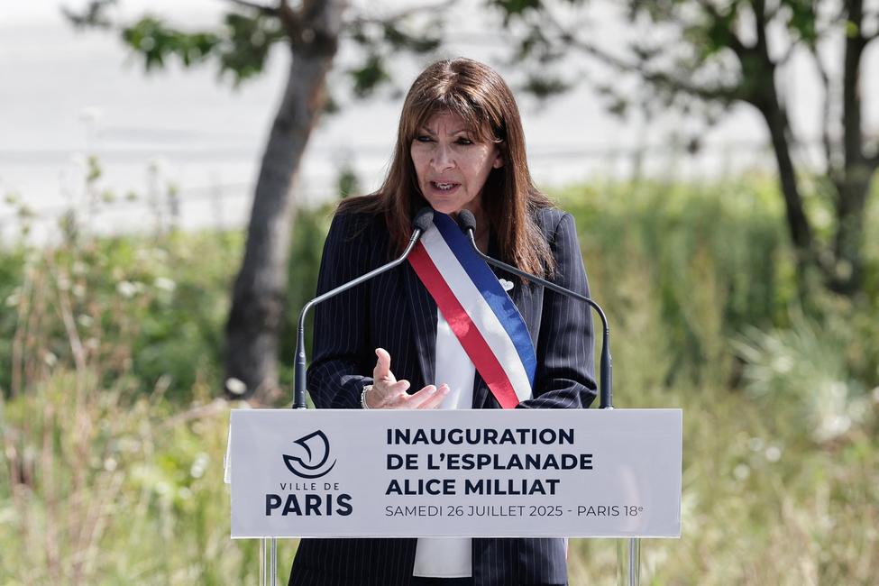 La maire de Paris, Anne Hidalgo, prononce un discours lors de l'inauguration de l'esplanade Alice Milliat dans le cadre des célébrations marquant le premier anniversaire des Jeux Olympiques de Paris, le 26 juillet 2025.