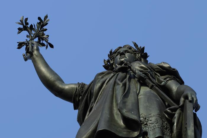 RDV Revue de presse : La vague portant un « Président Ikea » va-t-elle déferler au milieu d’une OPA Le Pen sur la droite ?