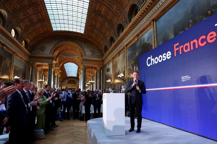 Emmanuel Macron est applaudi lors de son discours au sommet « Choose France », organisé au château de Versailles, près de Paris, le 19 mai 2025, pour attirer les investisseurs étrangers.