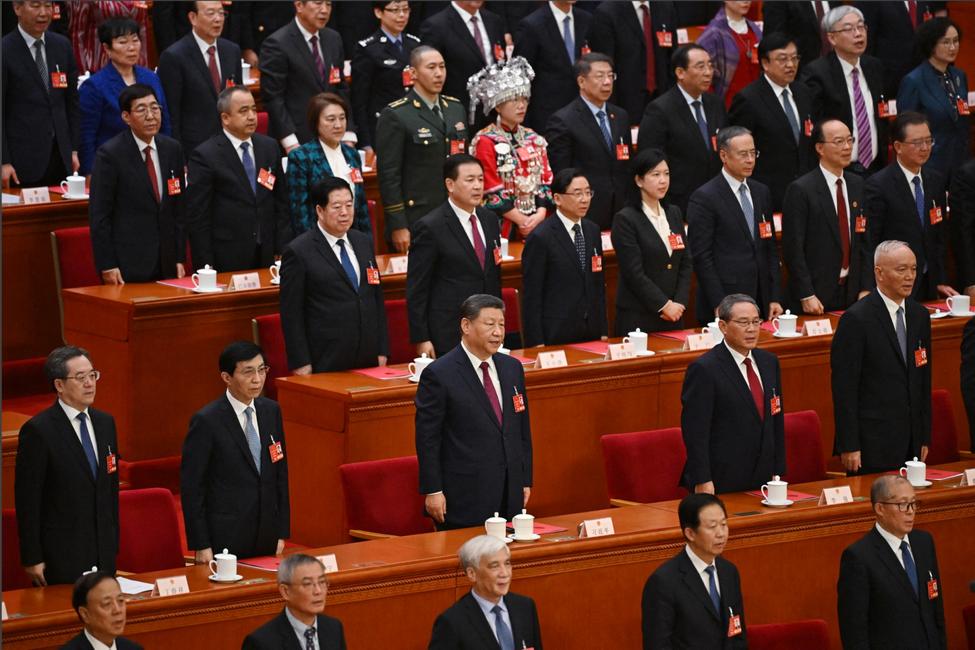Les dirigeants chinois dont Xi Jinping à la fin de la session de clôture de l'Assemblée nationale populaire au Palais de l'Assemblée du Peuple à Pékin, le 11 mars 2025.