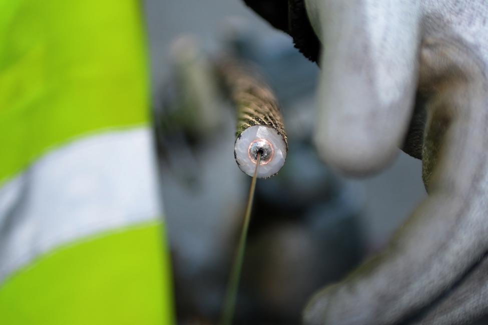 Le câble sous-marin à très haut débit "SEA-ME-WE 5" reliant Singapour à la France, lors de son installation le 1er mars 2016 à La Seyne-sur-Mer, dans le sud de la France. (Image d'illustration)