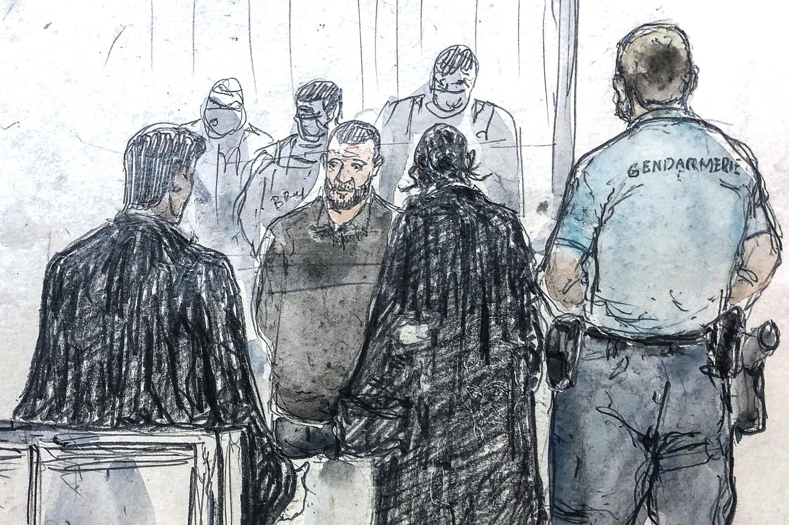 Ce croquis du tribunal, réalisé le 29 juin 2022, montre le principal accusé Salah Abdeslam lors de la lecture du verdict du procès des auteurs des attentats du 13 novembre 2015 à Paris.