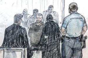 Ce croquis du tribunal, réalisé le 29 juin 2022, montre le principal accusé Salah Abdeslam lors de la lecture du verdict du procès des auteurs des attentats du 13 novembre 2015 à Paris.