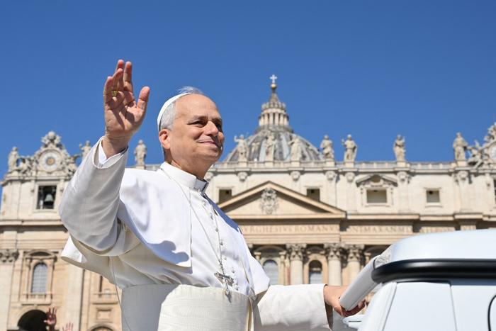 Le pape Léon XIV salue la foule sur la place Saint-Pierre au Vatican, le 1er juin 2025.