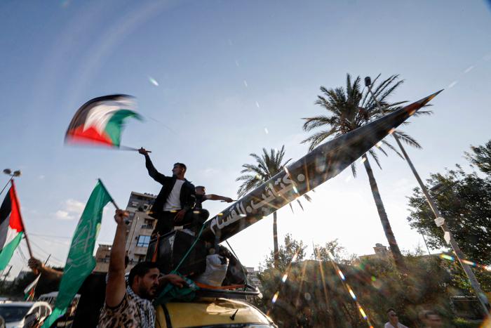 Des gens hissent des drapeaux près de la réplique d'une roquette lors d'une marche en solidarité avec les Palestiniens de Cisjordanie et de la bande de Gaza, dans la ville de Sidon, au sud du Liban, le 13 octobre 2023. Image d'illustration