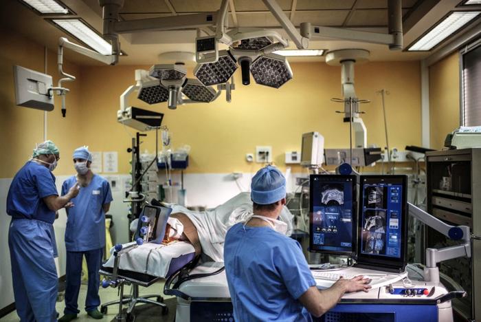 A l'hôpital Édouard Herriot de Lyon, en France, un chirurgien, réalise une tumorectomie de la prostate robotisée sous contrôle échographique.