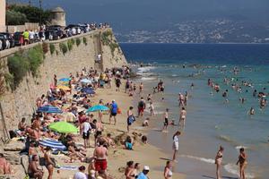 Des vacanciers profitent de la plage de Saint François à Ajaccio, en Corse, le 16 juillet 2025. (Image d'illustration)