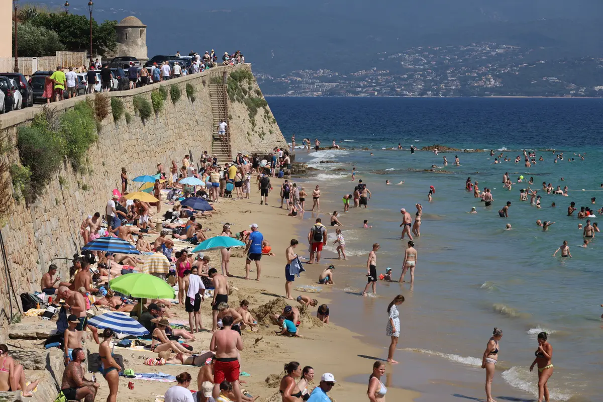 Des vacanciers profitent de la plage de Saint François à Ajaccio, en Corse, le 16 juillet 2025.