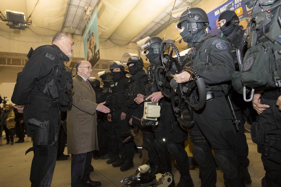 le minsitre de l'Intérieur Bernard Cazeneuve salue des membres de la BRI, du GIGN et du RAID à la gare Montparnasse à Paris le 20 avril 2016