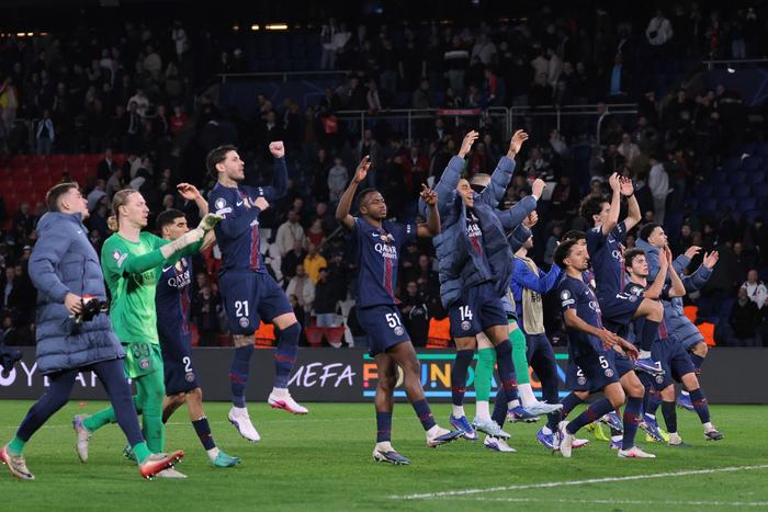 Les joueurs du Paris Saint-Germain célèbrent leur victoire à la fin du match retour des barrages de l'UEFA Champions League contre l'AS Monaco au stade Parc des Princes à Paris, le 25 février 2026.
