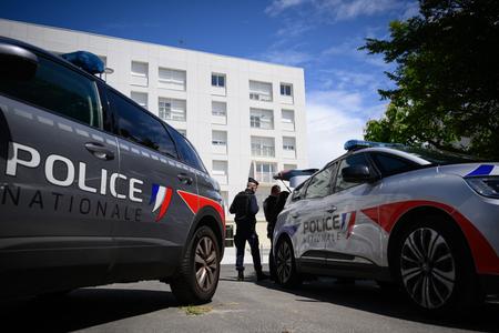Des soldats et des policiers français montent la garde près du lieu où un jeune homme d'une vingtaine d'années a été abattu dans un quartier à forte criminalité de Nantes, dans l'ouest de la France, le 4 juin 2026. Il s'agit du quatrième décès de ce type dans la ville depuis la fin du mois d'avril, selon des sources policières. Alertés par des signalements de coups de feu, les policiers ont découvert le corps de la victime dans le quartier de la Bottière. (Image d'illustration)