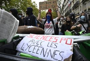 Manifestation de solidarité avec les lycéens près de Sciences Po (Institut d'études politiques de Paris), dans le cadre d'un mouvement de contestation national concernant les conditions d'enseignement, à Paris, le 7 octobre 2026.