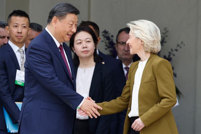Le président chinois Xi Jinping serre la main de la présidente de la Commission européenne, Ursula von der Leyen, à leur sortie de l'Élysée, le 6 mai 2024, après une réunion trilatérale.