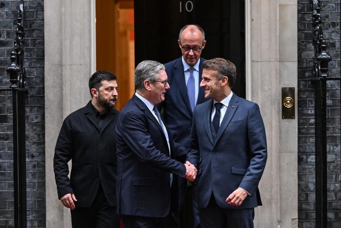 Le président ukrainien Volodymyr Zelensky (à gauche), le Premier ministre britannique Keir Starmer (deuxième à gauche), le chancelier allemand Friedrich Merz (à droite, au fond) et le président français Emmanuel Macron (à droite, au premier plan) se disent au revoir devant le 10 Downing Street après leurs entretiens dans le centre de Londres le 8 décembre 2025.