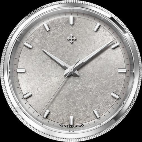 Une pâleur platinée qui illumine l’acier (Venezianico)…