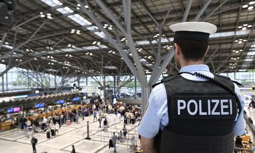 Un policier allemand en patrouille à l'aéroport de Stuttgart : "J'en ai déjà chopé deux sans autorisation ce matin..."