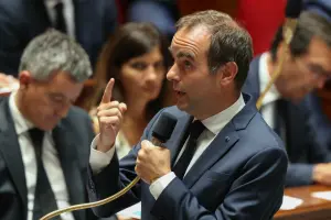 Sébastien Lecornu s'adresse aux députés lors d'une séance de questions au gouvernement à l'Assemblée nationale, le 23 juin 2026.