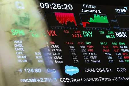 Un écran numérique affiche les chiffres de la Bourse de New York (NYSE) après l'ouverture de la séance à New York, le 2 janvier 2026.