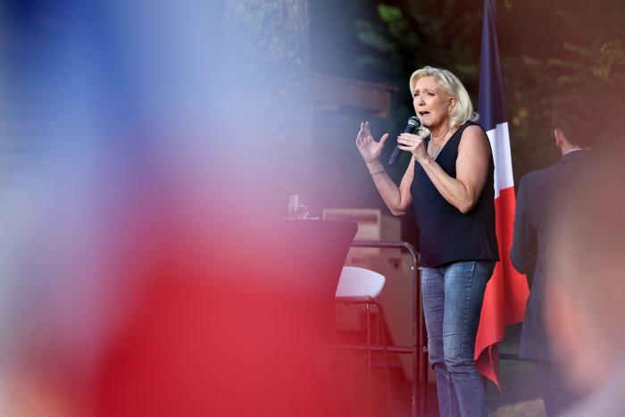 Marine Le Pen, présidente du groupe parlementaire du Rassemblement national, s'adresse au public lors de la « Fête champêtre » du parti à Liévin, dans le nord de la France, le 4 juillet 2026.