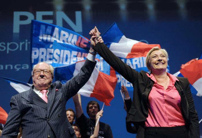Marine Le Pen et Jean-Marie Le Pen saluent le public à la fin d'un meeting de campagne à Nice, le 30 mars 2012.