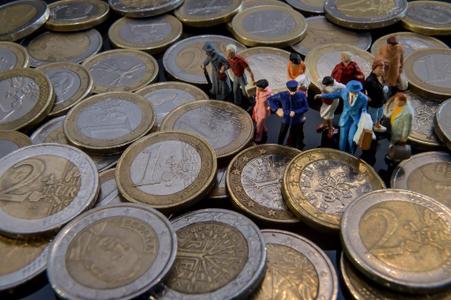 Les mesures de François Bayrou pour le budget sont contestées par l'opposition et une partie de l'opinion publique.