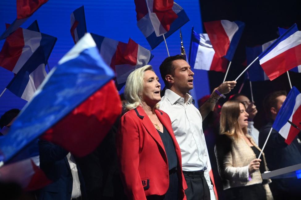 Jordan Bardella et Marine Le Pen chantent l'hymne national à la fin de l'Université d'été du Rassemblement national au Palais de l'Atlantique à Bordeaux, le 14 septembre 2025.
