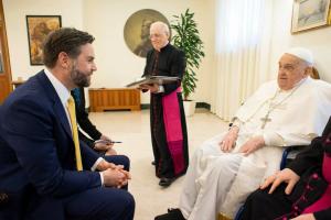 Cette photo prise et distribuée le 20 avril 2025 par The Vatican Media montre le pape François rencontrant le vice-président américain JD Vance au Vatican