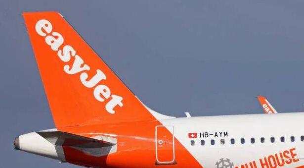 Un Anglais de 79 ans a porté plainte contre la compagnie aérienne Easyjet.