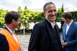 Raphaël Glucksmann, candidat du Parti socialiste (PS) et du Parti populaire (PP), centre-gauche, en vue de l'élection présidentielle française de 2027, le sénateur Yannick Jadot (à droite), du parti Écologistes, et le maire de Rouen, Nicolas Mayer-Rossignol, réagissent après leur visite de l'usine Renault de Cléon, dans le nord-ouest de la France, le 2 octobre 2026.