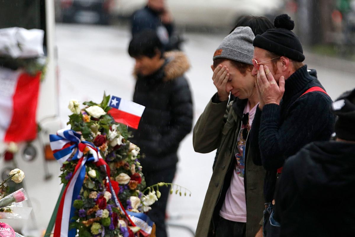 Jesse Hughes et Julian Dorio, membres de Eagles of Death Metal, se recueillent devant le Bataclan.
