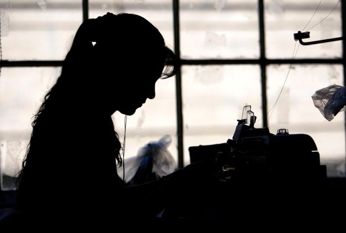 Dans les pays à monnaie de réserve la capacité de l'économie à garantir la dette s'est amoindrie par la sous-compétitivité du travail domestique.