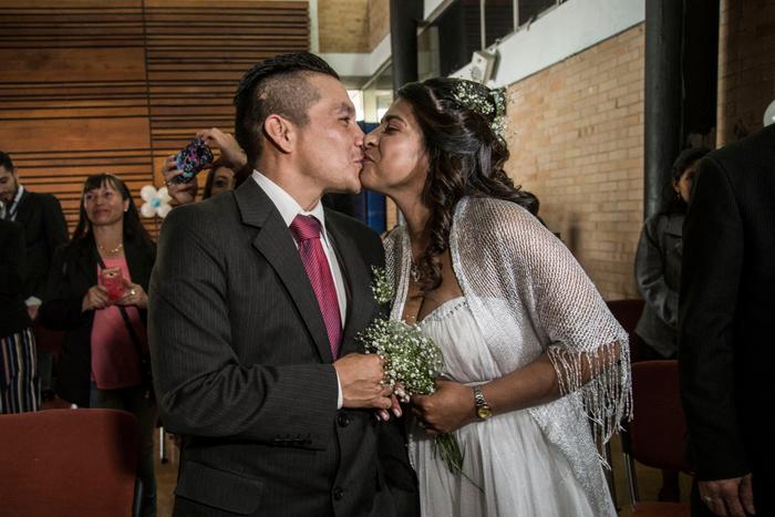 Un couple s'embrasse après la célébration d'un mariage à Bogota, le 14 septembre 2018.