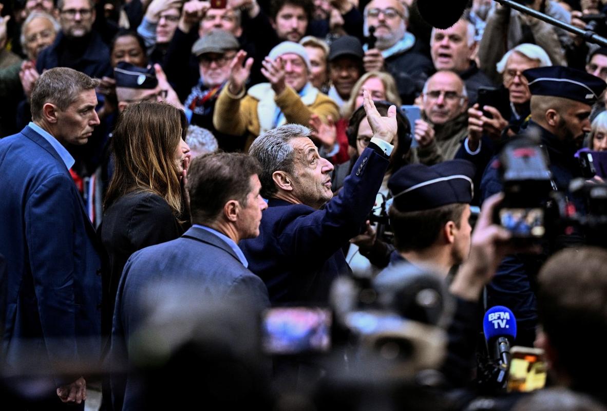 L'ancien président Nicolas Sarkozy salue la foule de Français venus le soutenir avant qu'il se présente à la prison de La Santé.