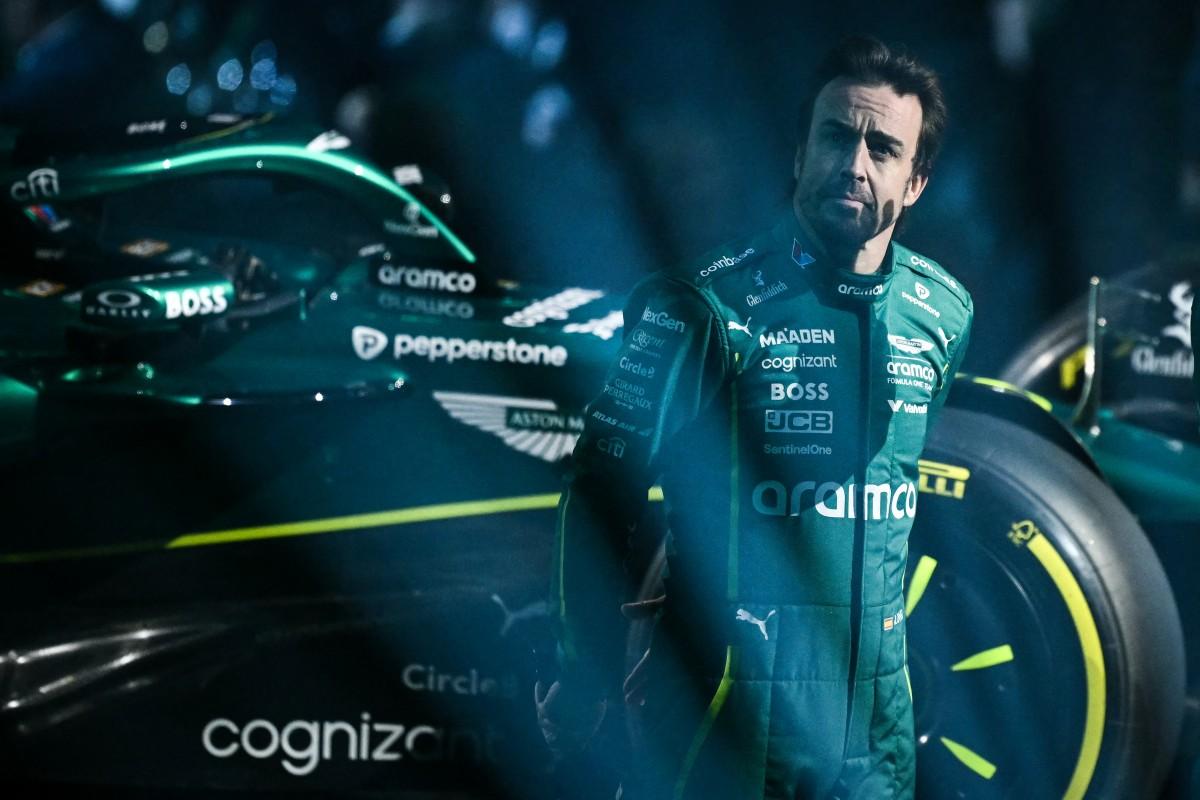 Le pilote espagnol Fernando Alonso se tient à côté de la nouvelle voiture de Formule 1 de l'équipe Aston Martin lors de l'événement de lancement de la saison de Formule 1 - 2025 à Londres, le 18 février 2025.
