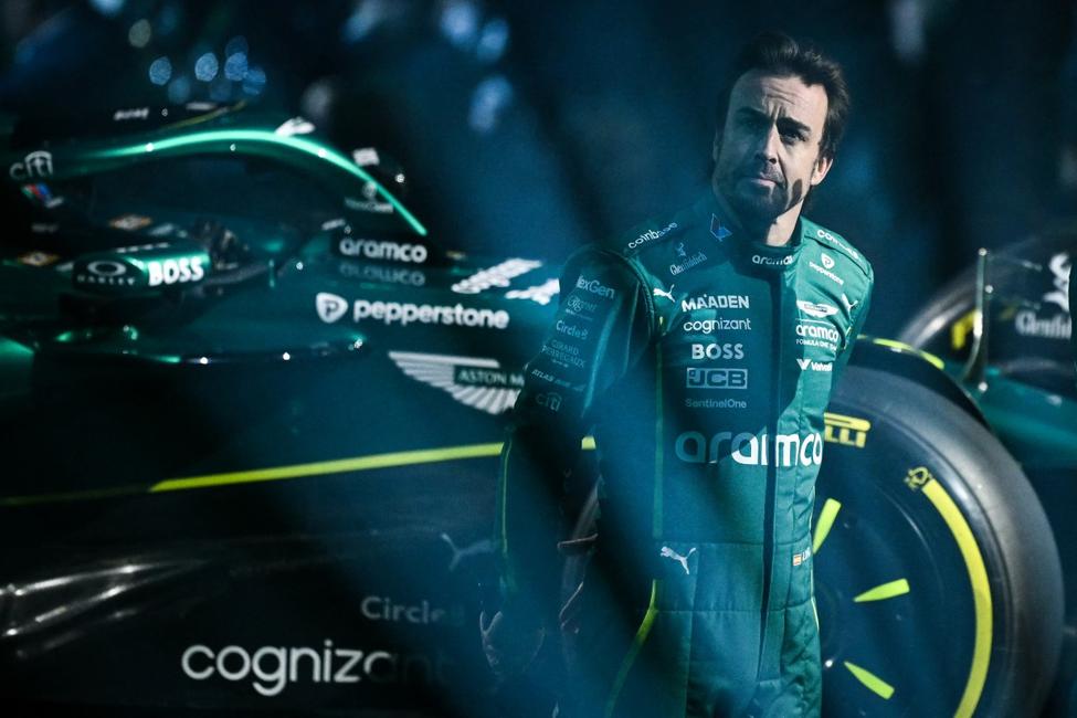 Le pilote espagnol Fernando Alonso se tient à côté de la nouvelle voiture de Formule 1 de l'équipe Aston Martin lors de l'événement de lancement de la saison de Formule 1 - 2025 à Londres, le 18 février 2025.