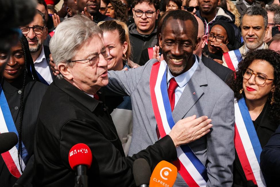 Jean-Luc Mélenchon, fondateur de La France Insoumise (LFI), et Bally Bagayoko, maire de Saint-Denis, s'adressent à la presse lors d'un rassemblement contre le racisme organisé par le maire de Saint-Denis, Bally Bagayoko, à Saint-Denis, en banlieue parisienne, le 4 avril 2026.