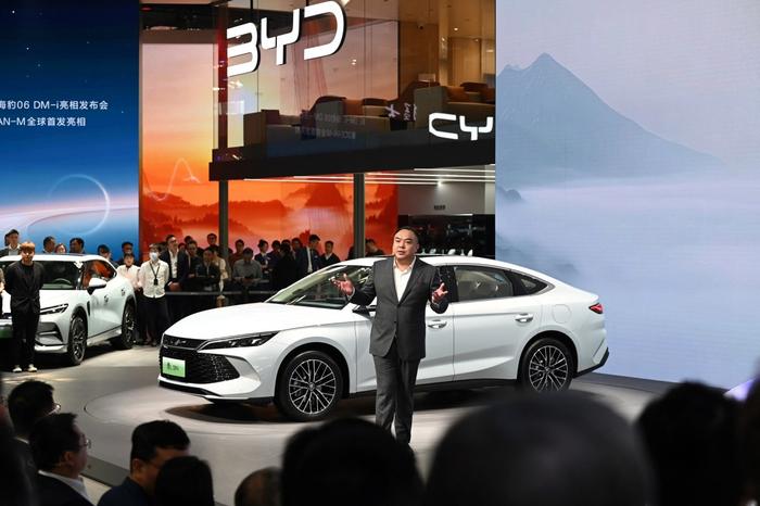Lu Tian, directeur général de la division des ventes de la série Dynasty de BYD, s'exprime lors d'un événement de lancement au salon de l'automobile de Pékin, le 25 avril 2024.