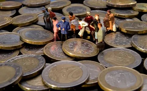 Bercy montre des chiffres qui indiquent que, sur les 4,5 % du déficit, une large partie provient des administrations publiques centrales, donc de l’appareil d’État.