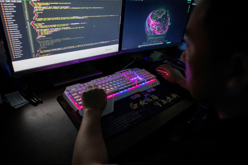 Un membre du groupe de hackers Red Hacker Alliance, utilisant un site web de surveillance des cyberattaques mondiales depuis son ordinateur, dans leurs bureaux de Dongguan, dans la province du Guangdong, au sud de la Chine.