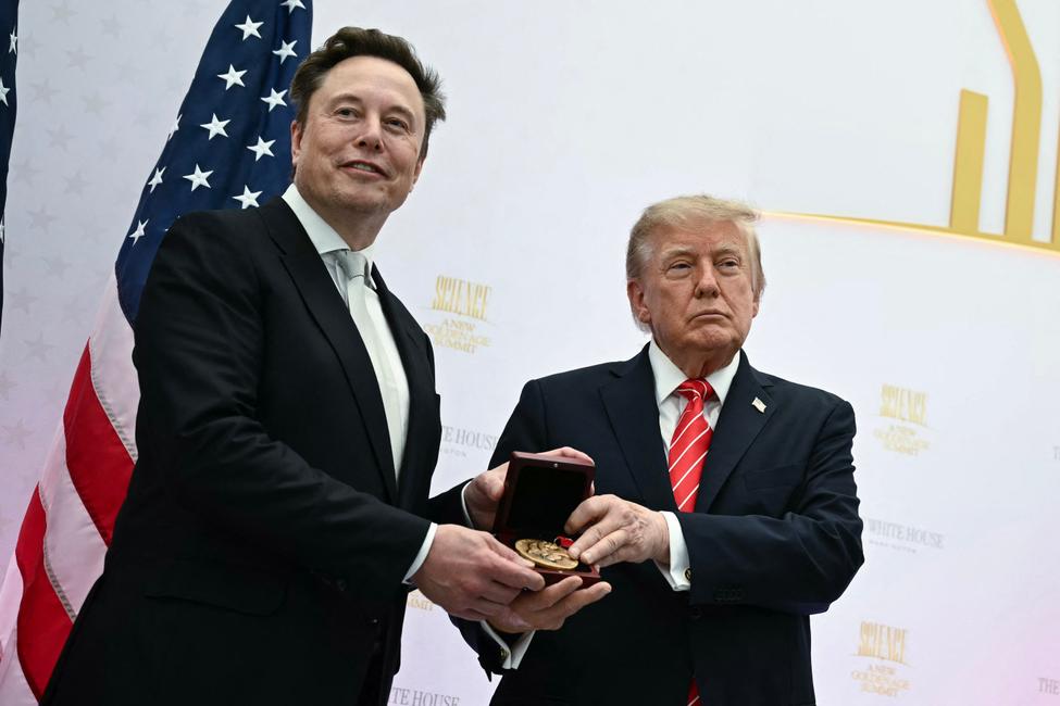 Le président américain Donald Trump remet la Médaille nationale des sciences à Elon Musk lors du « Sommet sur l'âge d'or de l'innovation américaine » à l'Institut de la paix à Washington, DC, le 8 octobre 2026.