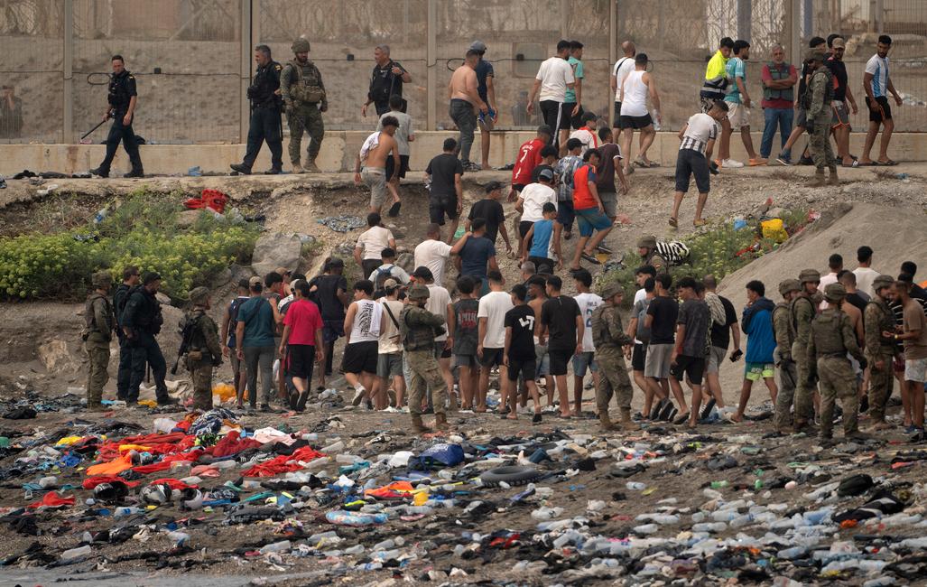 Des soldats espagnols contrôlent des migrants qui retournent au Maroc après avoir franchi la frontière pour entrer dans l'enclave espagnole de Ceuta, en Afrique du Nord, le 31 juillet 2026. Des milliers de migrants ont traversé la frontière dans la nuit depuis le Maroc vers l'enclave de Ceuta, a indiqué une source policière, alors que le Premier ministre espagnol devait se rendre sur place pour gérer cette nouvelle crise migratoire à la frontière. Au cours des derniers jours, environ 40 000 migrants ont pénétré dans ce territoire de 80 000 habitants, a ajouté cette même source. (Image d'illustration)