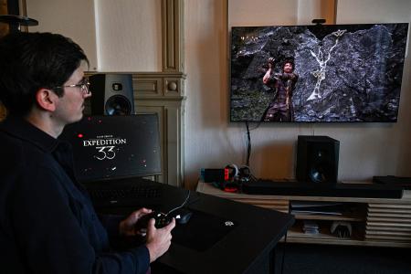 Tom Guillermin, directeur technique et programmeur principal de Sandfall Interactive, teste le jeu vidéo « Clair Obscur, Expedition 33 », au siège de Sandfall Interactive, studio de jeux vidéo basé à Montpellier.