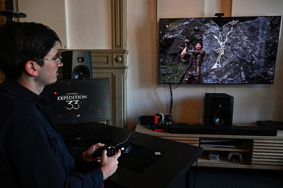 Tom Guillermin, directeur technique et programmeur principal de Sandfall Interactive, teste le jeu vidéo « Clair Obscur, Expedition 33 », au siège de Sandfall Interactive, studio de jeux vidéo basé à Montpellier.